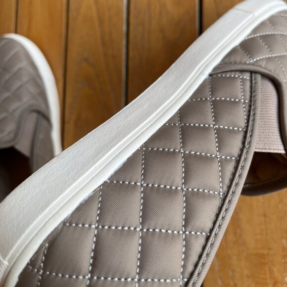 EUC Mossimo Women’s 8 Tan Khaki Quilted Slip On Shoe Sneaker Size 8 - Picture 10 of 11